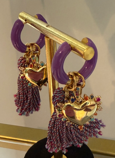 Boucle d'oreille mauve avec coeur